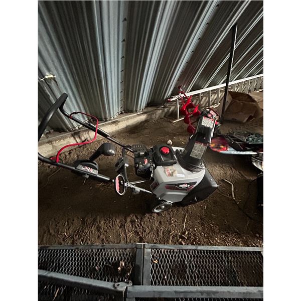 Briggs Stratton Snow Blower 8 Horse Power Gas Powered With Electric Start 22W 45L