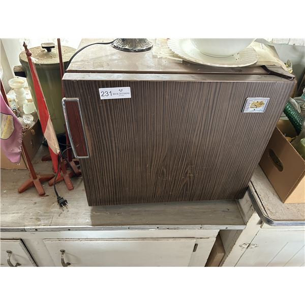 Vintage Mini Fridge 21W 19D 18H