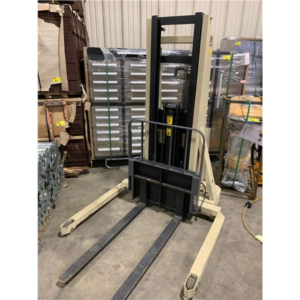 CROWN 20MT-90 2000LB CAPACITY 184  MAST TIGHT ELECTRIC MOBILE PALLET LIFTER