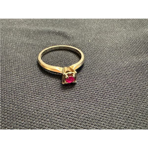 14K RING WITH RED STONE 2.3G