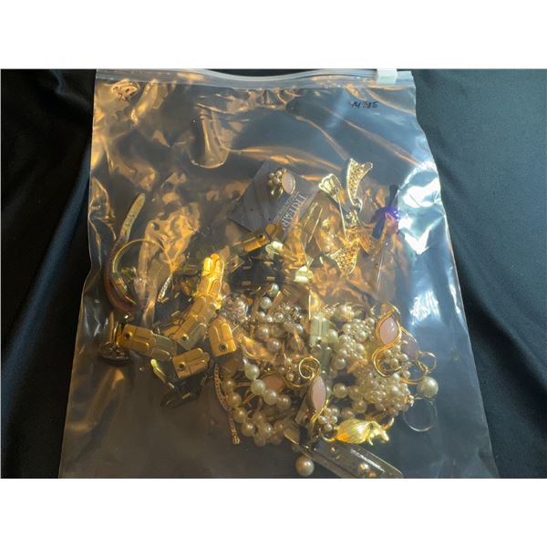 BAG OF COSTUME JEWELRY