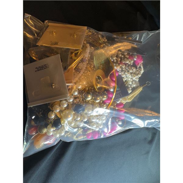 BAG OF COSTUME JEWELRY