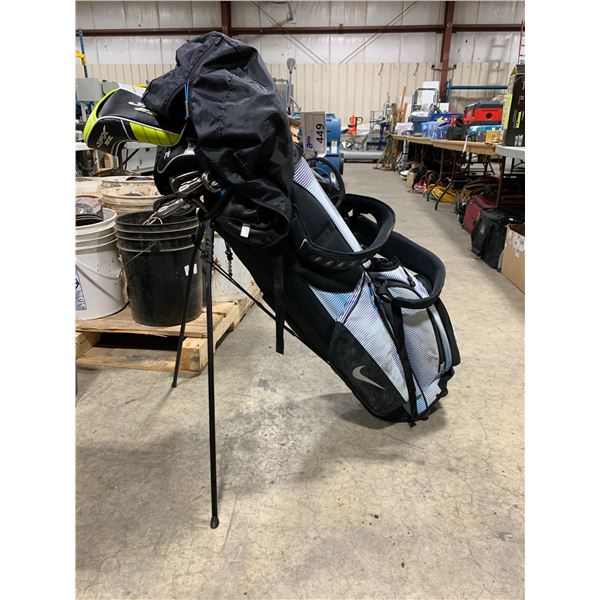 NIKE DYNAMIC FUND GOLF BAG WITH ASSORTMENT OF APPROX 13 GOLF CLUBS