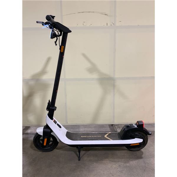 MAKE LIFE ELECTRIC KQI2 WHITE ELECTRIC RIDE ON SCOOTER *NO KEY, NO CHARGER*