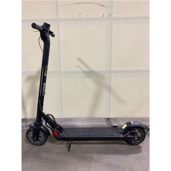 IZIP BLACK ELECTRIC RIDE ON SCOOTER *NO KEYS, NO CHARGER, POWERS ON, LOOSE HANDLE*