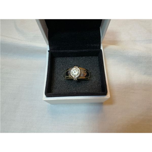 LADIES OR GENTS 14KT YELLOW GOLD AND WHITE GOLD COLOURLESS CUBIC ZIRCONIA DRESS RING