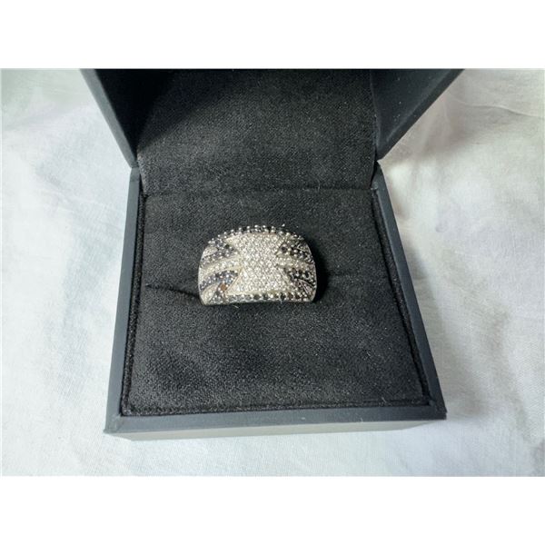 LADIES 14KT WHITE GOLD NEAR COLOURLESS AND BLACK DIAMOND SET DRESS RING 75 DIAMONDS