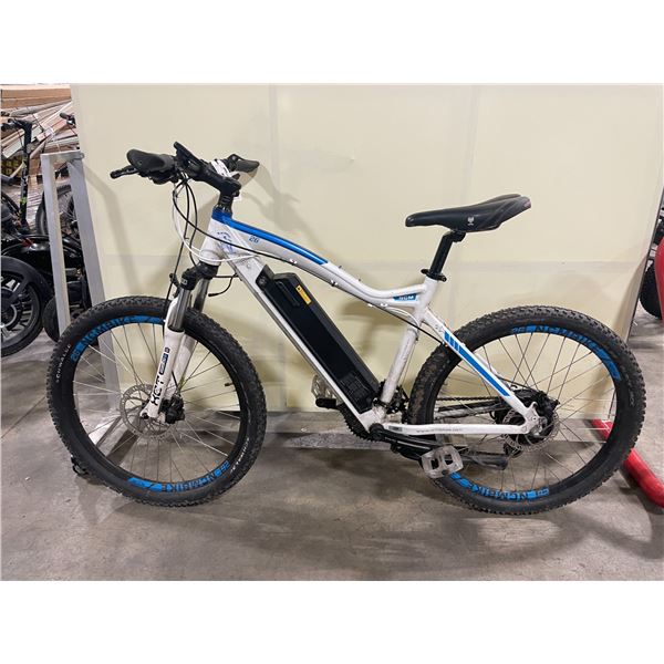 NCM MOSCOW 26 WHITE 48V FRONT SUSPENSION ELECTRIC BIKE WITH FULL DISC BRAKES *NO KEY, NO CHARGER,