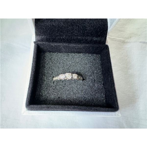 10KT WHITE GOLD DIAMOND DRESS RING WITH 9 DIAMONDS TOTAL APPROX .33 CARATS 1.80 GRAMS