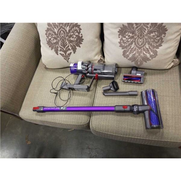 AS NEW STORE DEMO DYSON CYCLONE V10 ANIMAL CORDLESS STICK VACUUM WITH CHARGER AND ACCESSORIES TESTED