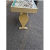 Image 4 : VINTAGE SHADOW BOX HALL TABLE, WITH SHELL DECOR, GLASS NEEDS TO BE REPLACED