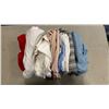 Image 3 : 10 QUEEN SIZE FLAT SHEETS AND 15 PILLOW CASES