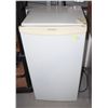 Image 1 : DIPLOMAT MINI FRIDGE, WORKING. NEEDS CLEANING