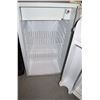 Image 2 : DIPLOMAT MINI FRIDGE, WORKING. NEEDS CLEANING