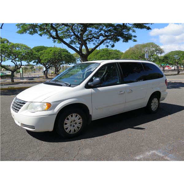 2007 Chrysler T&C Minivan 97766 Miles VIN:  2A4GP44R37R340778 (Starts & Runs See Video)