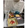 Image 1 : Trays and household items