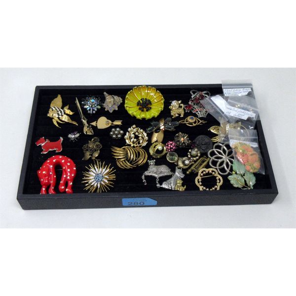 30 Assorted Vintage Brooches