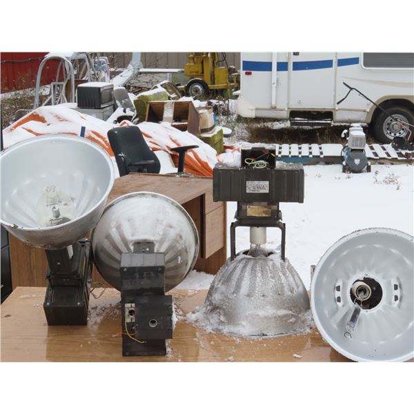 Cooper Industries - Industrial Light with Mounting Bracket x 4