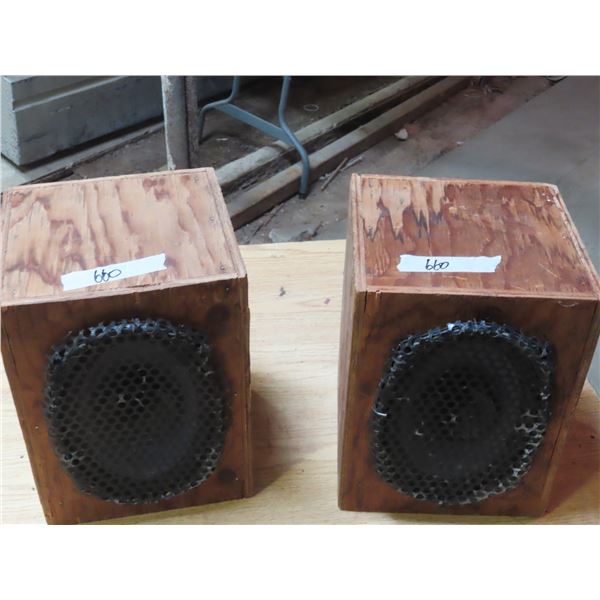 2 x (6x9) Speakers in Wooden Boxes
