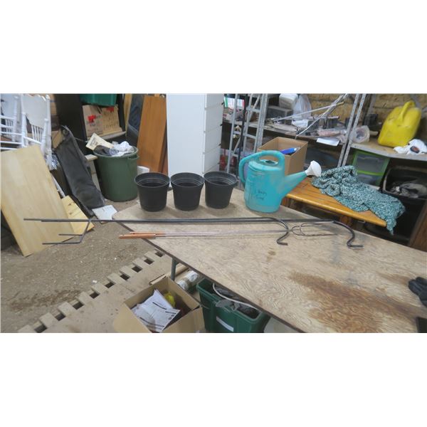 2 x Flower Pot Hangers / Watering Can / 3 Flower Pots