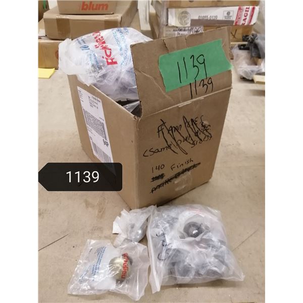 Lot of knobs, mainly brass, brushed brass, pewter, some light metal