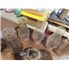 Image 4 : 2 oil lamps (1 damaged) and 7 glass globes/chimneys
