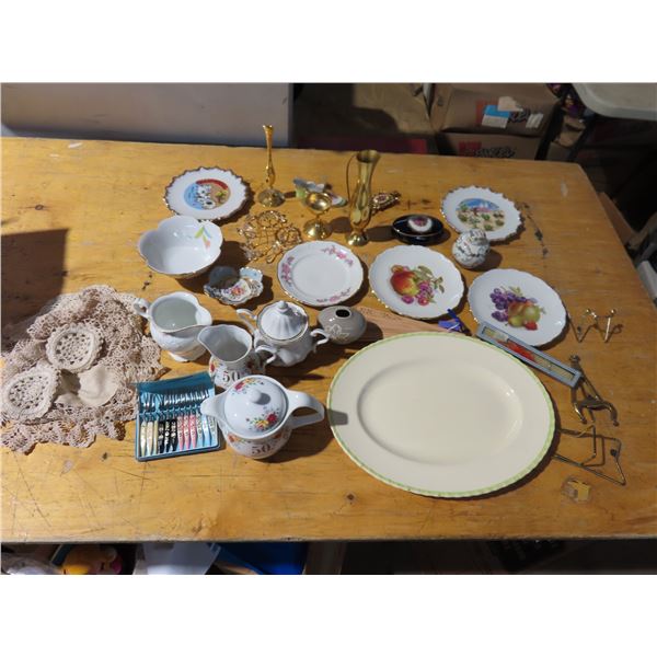 lot of kitchenware and décor items