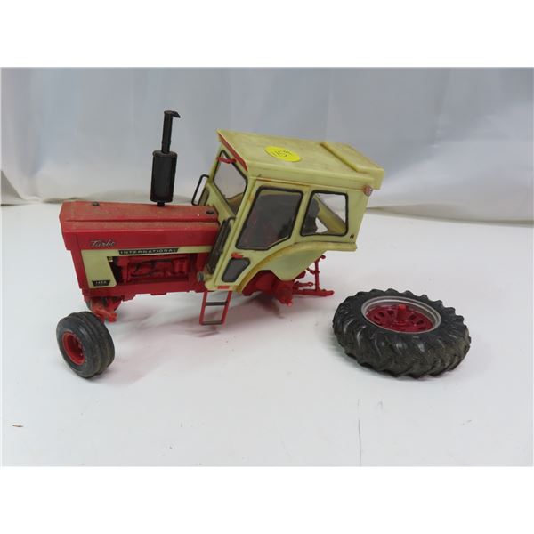 International 1466 tractor one wheel broken