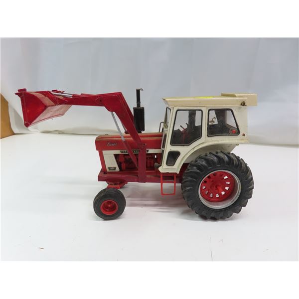 International 1466 tractor with loader