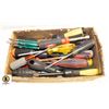 Image 1 : BOX OF ASSORTED SCREW DRIVERS