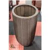 Image 1 : 29" TALL RATTAN PLANTER