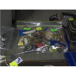 BAG OF COLLECTABLE JEWELRY