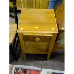 SMALL TABLE WITH DRAWER