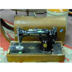 SINGER SEWING MACHINE IN DOME CASE