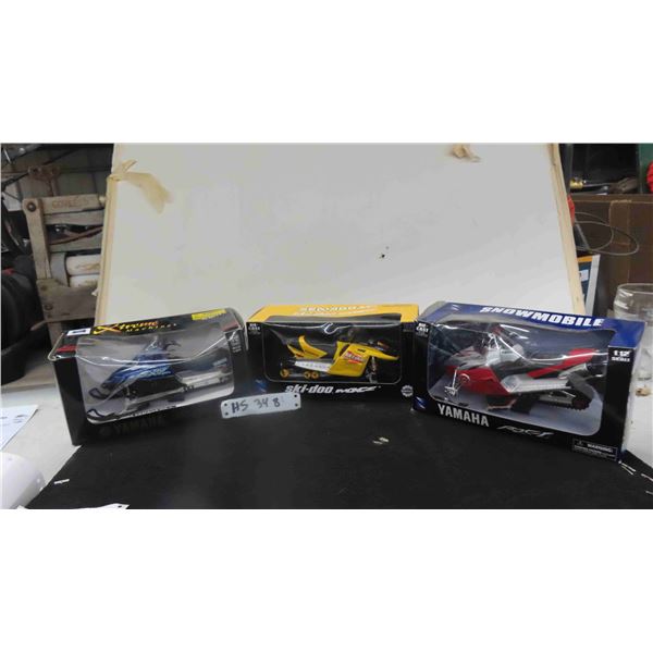 3 Snowmobile Die Cast 1:12 ; 2 Yamaha + 1 Ski-Doo