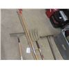 Image 2 : 5 Yard Tools ; Fork, 2 Rakes, Tree Branch Cutter, Hook