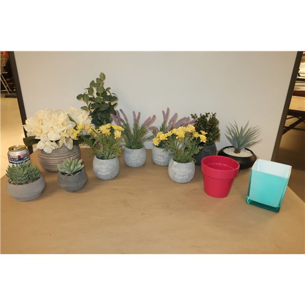 LOT DE 12 POTS ET FLEURS ARTIFICIELS ASST