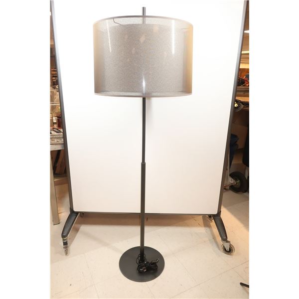 LAMPE SUR PIED