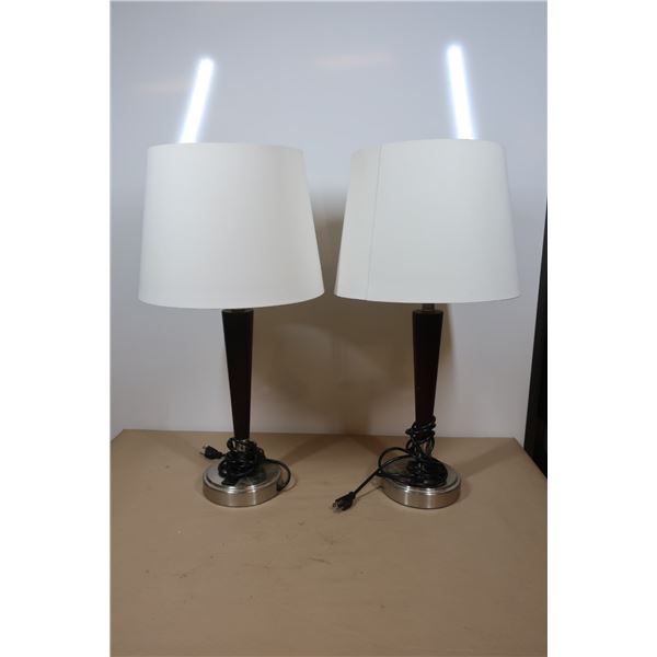 LAMPE DE TABLE AVEC PRISE