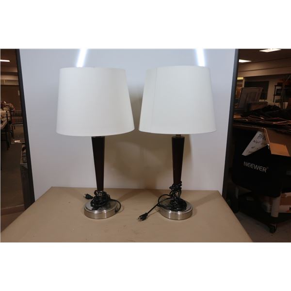 LAMPE DE TABLE AVEC PRISE