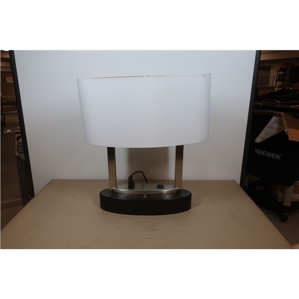 LAMPE DE TABLE AVEC PRISE