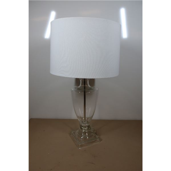 LAMPE DE TABLE