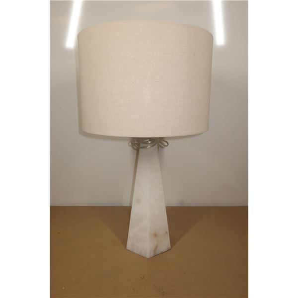 LAMPE DE TABLE