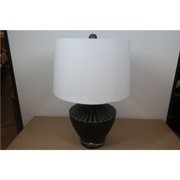 LAMPE DE TABLE