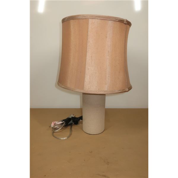 LAMPE DE TABLE