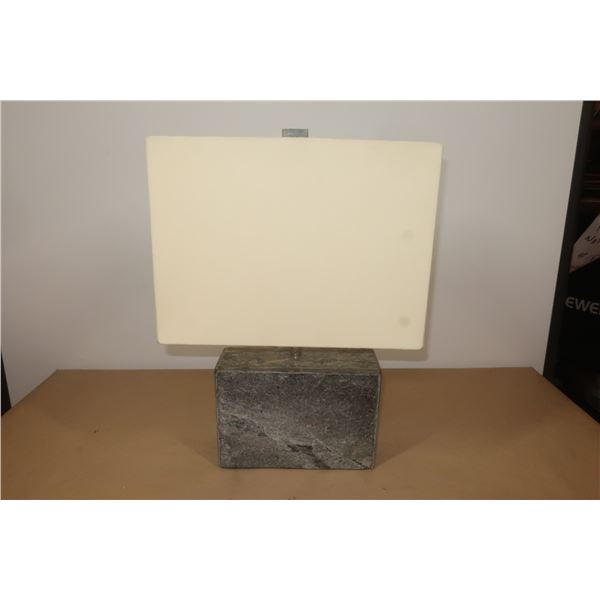 LAMPE DE TABLE