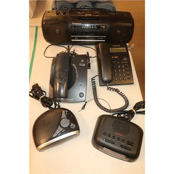 LOT DE 3 RADIOS ET 2 TÉLÉPHONES ASST