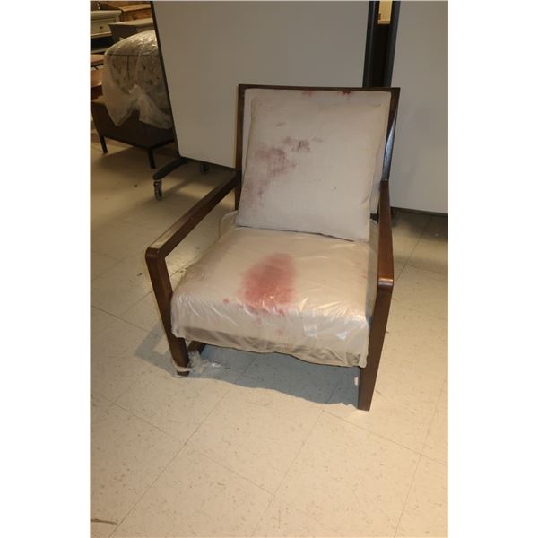 FAUTEUIL AVEC OREILLER AVEC DES TACHES