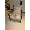 Image 1 : FAUTEUIL AVEC OREILLER AVEC DES TACHES