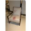 Image 2 : FAUTEUIL AVEC OREILLER AVEC DES TACHES
